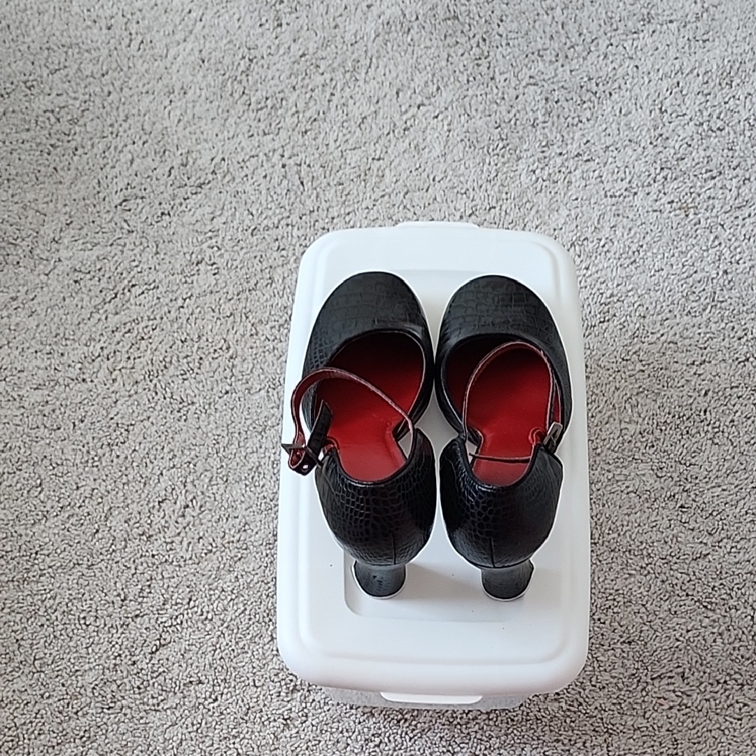 Reaction Kenneth Cole Black Mary Jane Heels With Red Interior